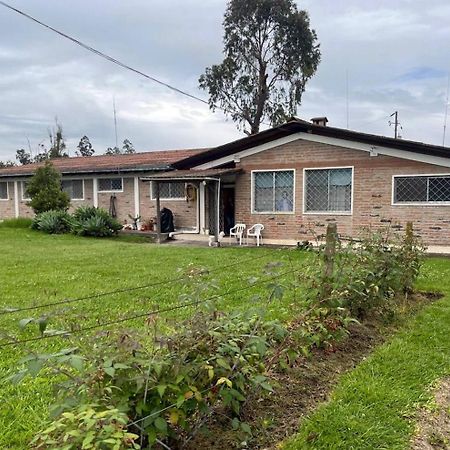 Quito Eco Lodge Airport - B&B Tababela Exteriör bild